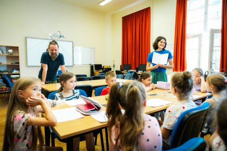 Lanczkor Gábor, a Gufó és a gombák című mesekönyv szerzője és Gráf Dóra a könyv illusztrátora az SZTE Juhász Gyula Gyakorló Általános Iskola 1.d. osztályában