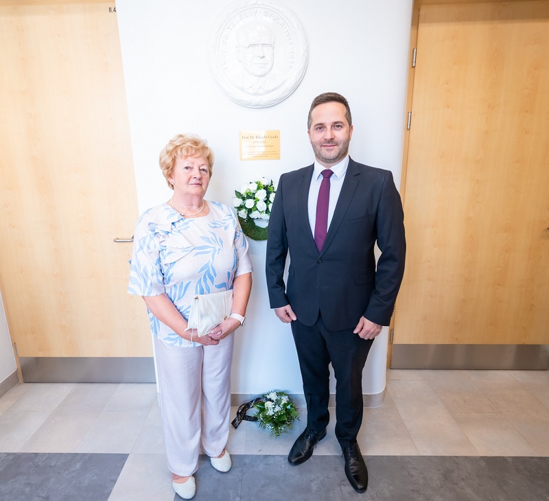 Telegdy_csalad_emlektabla_avaton_KJA-Number-2839